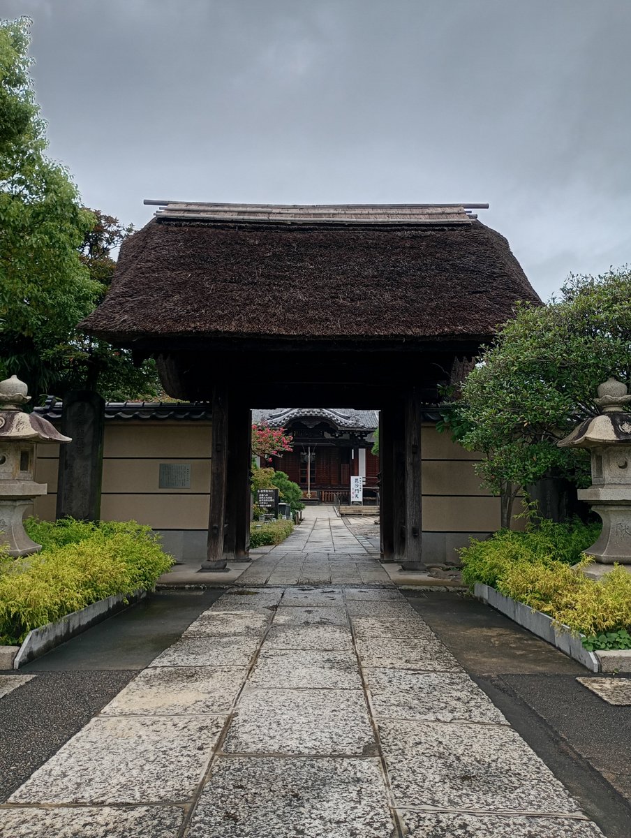 Fridge_0_Empty's tweet photo. 都内では極稀少 "茅葺き山門"
「隅田山吉祥院 多聞寺」

創建は平安中期(天徳年間957〜961)､#真言宗智山派 の寺院🙏
当初は別の場所にあり名称も違いましたが､川の氾濫により現在地へ🧐

現在の茅葺山門は1718年の焼失後再建されたもので､空襲被害の酷かった墨田区に唯一残る江戸時代の木造建築✨ https://t.co/RO7vcz3syI