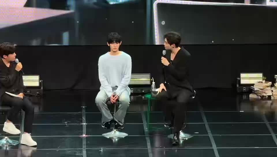 _leeseorim_'s tweet photo. 윤식아시우야파리패션위크축하해
#YOONSIK_SIWOO_PFWSS27
앞으로가더기대되는두배우를응원합니다

YOONSIK SIWOO Pour Toujours https://t.co/IJVKBnUh1u