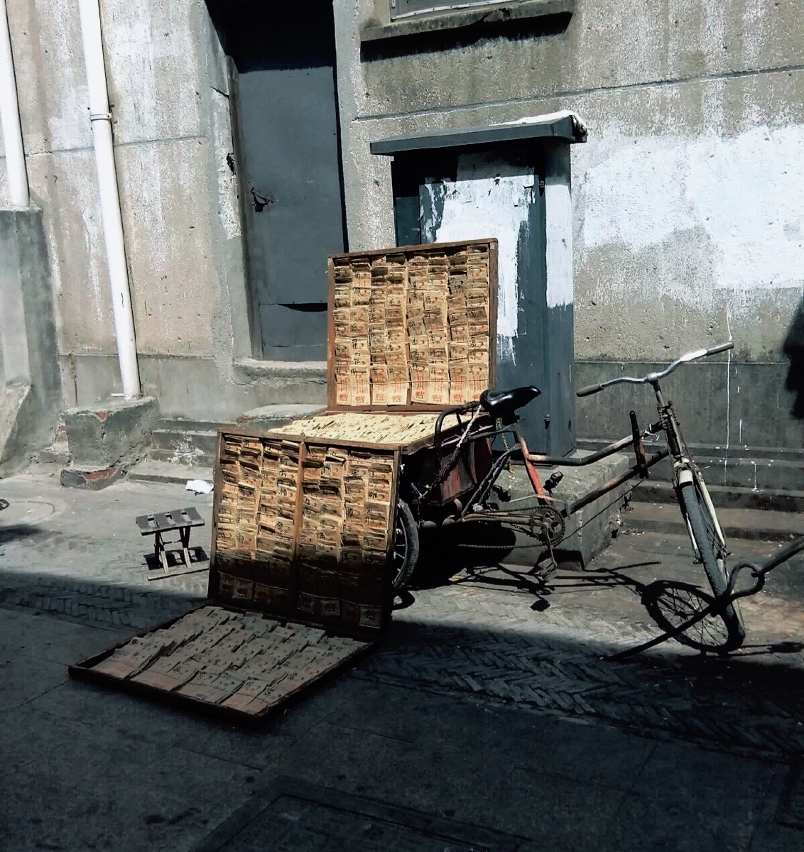 hibong88's tweet photo. [The bulky empty box rolled slowly down the quiet street.]， https://t.co/1gB23Iax2i