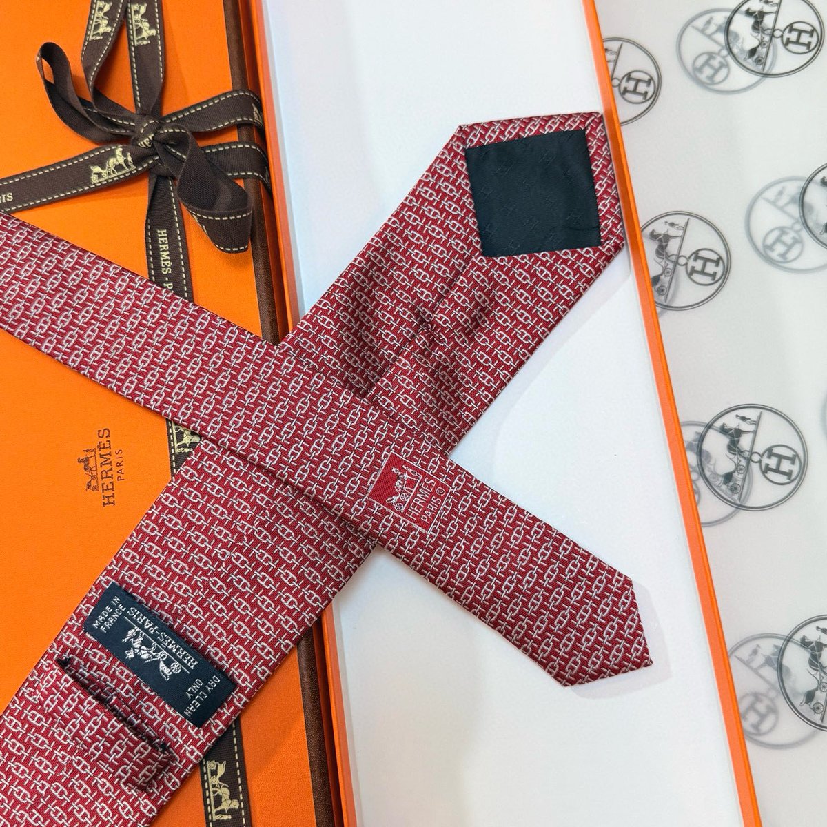DianKristania's tweet photo. Hunting-style satin ties elevate every formal look, sleek and sharp for any occasion! https://t.co/wieoiQUZWN