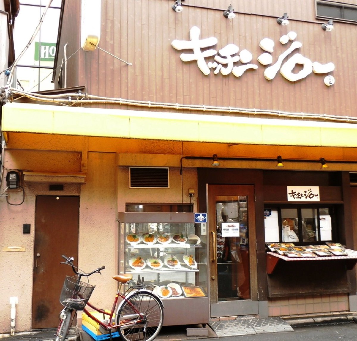 mouseunit's tweet photo. 秋葉原裏通りに存在した「キッチンジロー 外神田店」は今日で閉店から6年となります(2020年9月30日閉店)、外神田店(1983年開店)はキッチンジロー大量閉店の際の対象店舗の一つで、秋葉原で働く人・訪れる人などを食の面から長年支えてきた飲食店でもあったため、閉店発表時には大きな話題となりました https://t.co/UDmQU829F2