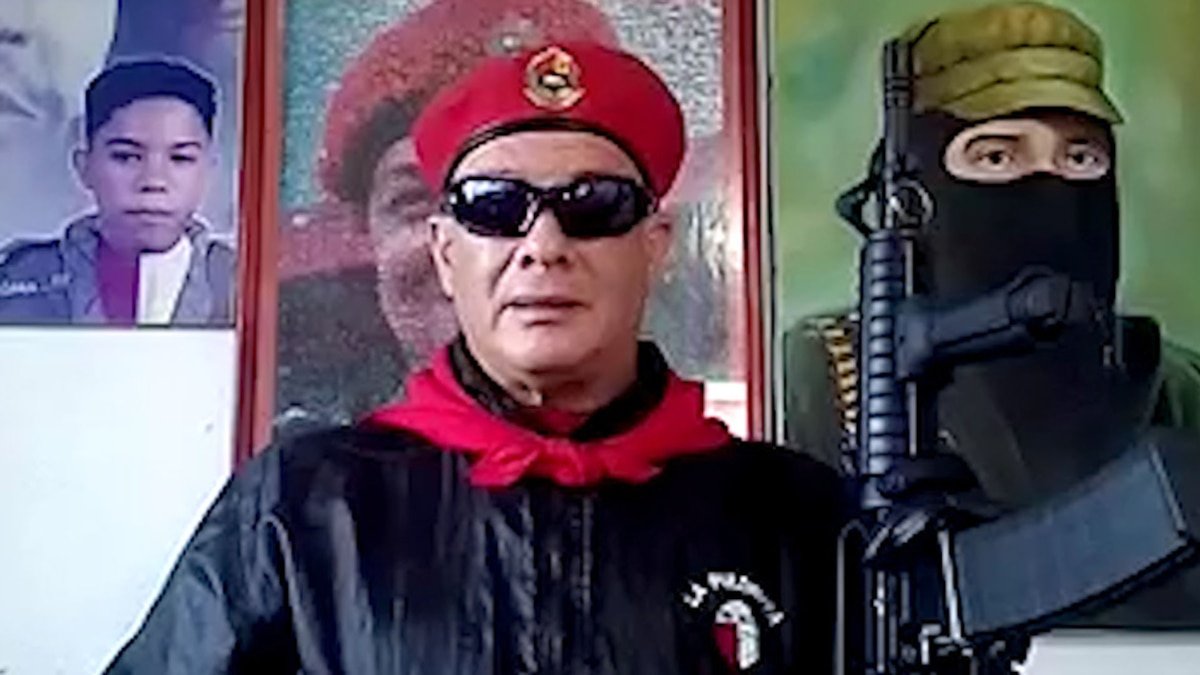 Lorkirs's tweet photo. Lo lograron. Finalmente la rompieron. Finalmente ganaron. Destrozaron a alguien. Alguien que siempre estaba feliz, que siempre estaba sonriendo. Alguien que no merecía el odio. Alguien que no hacia nada más que ayudar a las personas. Alguien que amó con todo su corazón. https://t.co/XTCIqqRzvt