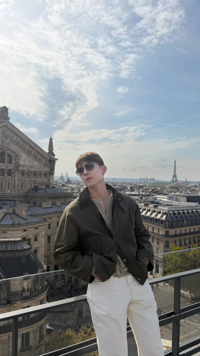 ReinDeerRuDolf1's tweet photo. “that one person you always see on vacation”

MEW X ELIE SAAB HM 

😂😂 น่ารักกกก 

ig : mewsuppasit

#ELIESAABxHMwithMew
@hm @hmthailand #HM
#HMThailandxMEW #HMThailand
@MSuppasit #MewSuppasit #มิวศุภศิษฏ์ https://t.co/dQ3SkXvk3o