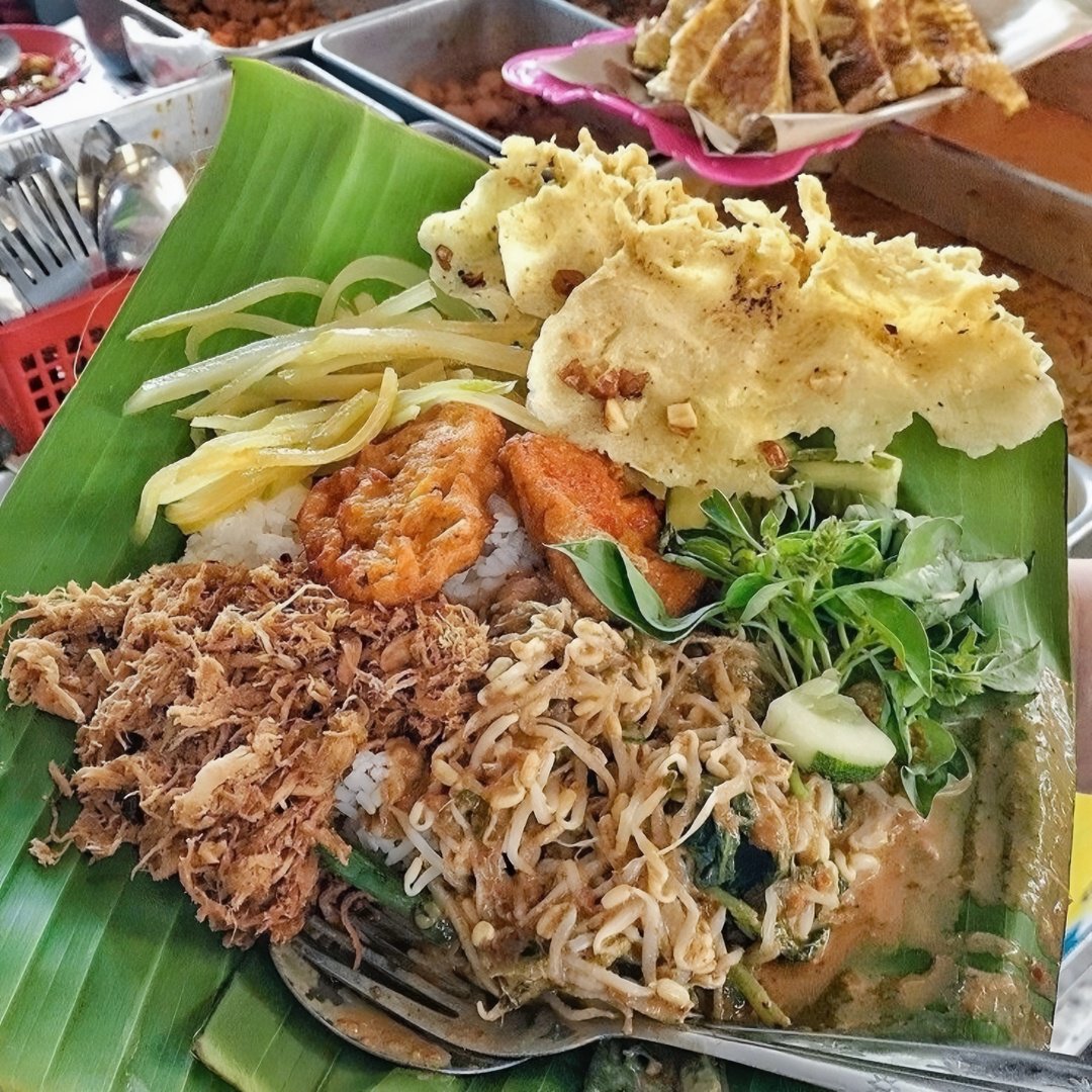 piscesgirle's tweet photo. sarapan enak versi kamu, nasi uduk atau nasi pecel? https://t.co/Mf4WycwFE1