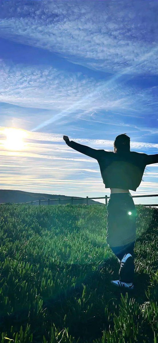 Maria33261779's tweet photo. Look up to the sky, spread your wings and run wild with the wind—go chase what makes your heart race, no limits to where you’ll go! https://t.co/DnLfgDY4OW