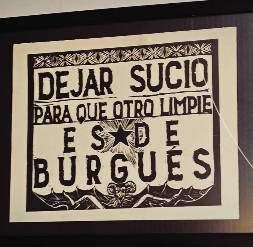 Droidroide's tweet photo. Como hijo de una madre soltera que mantuvo a su familia a base de limpieza de casas y como alguien que limpió para pagarse la carrera, al chile sí sean burgueses y contraten a alguien para limpiar. Y páguenles bien. 
Hay familias enteras que se sostienen de ese trabajo. https://t.co/hRzhIOmksr