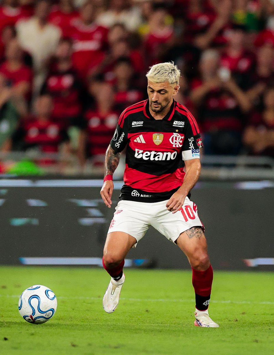 futebol_info's tweet photo. 🚨 AGORA! Flamengo se antecipa aos clubes e entra com pedido no STF contra Medida Provisória que proibiu as bets.

O Rubro-Negro pediu hoje ao ministro Luiz Fux para participar da ação que questiona a MP. O clube também quer que sua manifestação seja considerada na análise do pedido de suspensão da MP.

Na petição, o Fla afirma que a proibição afeta o FINANCIAMENTO DO ESPORTE. O clube cita o seu patrocínio máster, de R$ 268,5 milhões por ano, válido até o fim de 2028.

O Flamengo considera insuficientes os 10 dias para saída das empresas de apostas e alerta para os efeitos da perda repentina de receitas no futebol, nos esportes olímpicos, no futebol feminino e nas categorias de base. O presidente Bap critica a MP desde sua assinatura.

Outros clubes também se articulam para agir EM BLOCO.

O movimento segue a iniciativa do Sindicato Nacional das Associações de Futebol Profissional (Sinafut) na ação da Associação Nacional de Jogos e Loterias (ANJL) e do Instituto Brasileiro de Jogo Responsável (IBJR). Além da suspensão da MP, o sindicato pede 6 MESES de transição.

A mobilização contra a MP reúne bets, clubes, federações e a CBF.

🗞️ @OGlobo_Esportes | @diogodantas 
📸 Gilvan de Souza/CRF