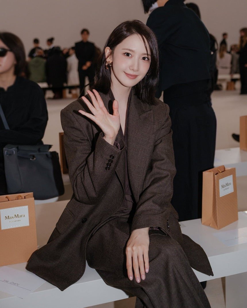 yeppeoyoona's tweet photo. [ARTICLE] Lim YoonA’s First Move... How Max Mara Utilizes a 'Brand Friend'

Lim YoonA attended the Max Mara Spring/Summer 2027 'Far Horizon' show on the 24th. This marks her first official schedule after being selected as the first Korean artist to become a 'Friend of the Brand’.

A ‘Brand Friend' is a relationship with a more flexible contractual scope than a global ambassador. It allows for the verification of image compatibility between the brand and the star in a specific market, while enabling the expansion of collaborations through events, pictorials, and digital content. 

For Max Mara, selecting Lim YoonA who boasts high public recognition in Korea along with a solid acting career, serves as a strategic move to convey its tailored-coat-centered image to a broader consumer base.

The role Max Mara expects from Lim YoonA lies in translating the collection's 'practical yet refined image of femininity' into daily attire. As a brand whose strong points lie in items connected to daily life, such as suits, jackets, and coats, rather than bold logos or daring stage outfits, high attention is now focused on the outfits Lim YoonA will showcase at airports and official events in the future.

🔗 https://t.co/PzNejwxFRy

#LimYoonA #임윤아 #YoonA #윤아