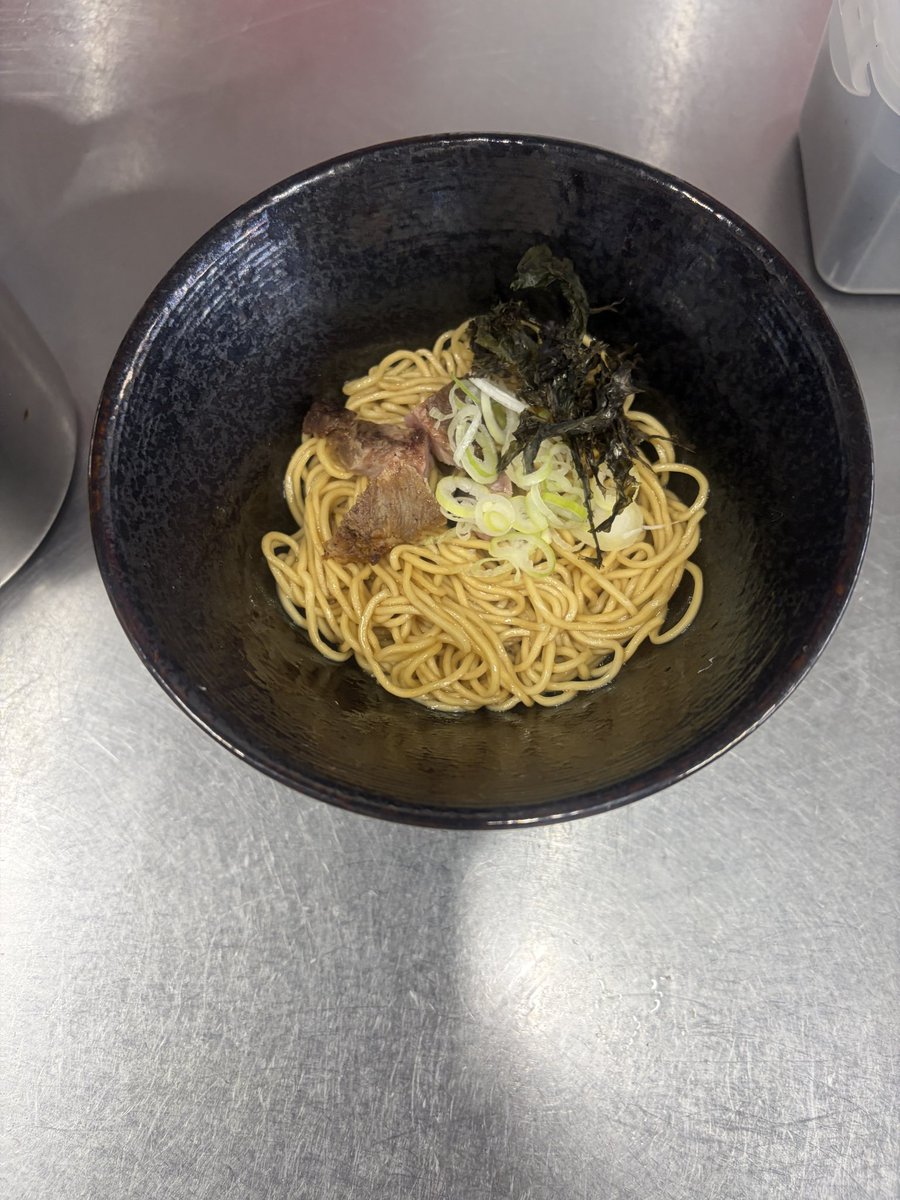wakuya_itto's tweet photo. おはようございます。

つけ麺は麺の残量的にあと20食程度になります。

限定麺①
クラシック中華そば

限定麺②
貝出汁×和出汁らーめん

裏
辛つけ麺

10:30オープンです。
↓試験的にやってみようかと思います。
食券のボタンまた用意していないのでスタッフまで現金を渡してご注文お願います。 https://t.co/QDQPAujNPz