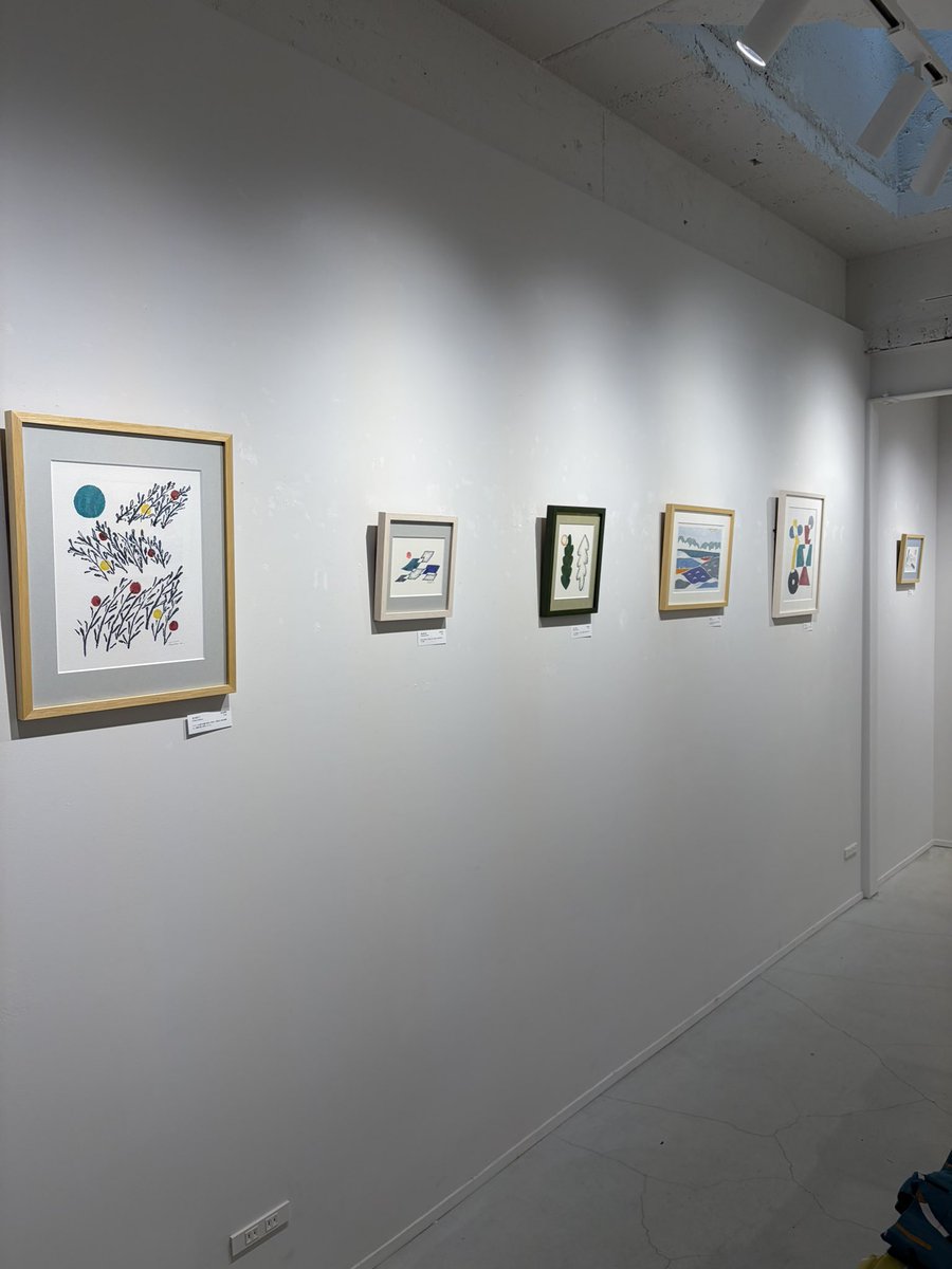 myumangetu's tweet photo. 桜井輝子さんにお誘いいただき、ムラタトモコさんの個展「その⾵景のなかに  Within That Landscape」に伺わせていただきました。

肌寒い日々ですが、部屋に入ると世界の素敵な風景の色が暖かく迎えてくれました。

素敵なお時間をありがとうございました😊 https://t.co/37sBwV2cef
