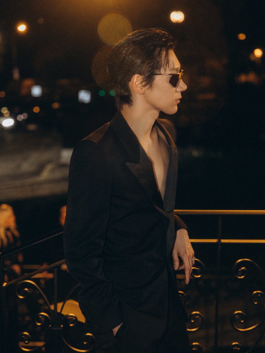 misskloss_1001's tweet photo. TEN is a scene from a movie 🎬

cr: parisphotographer_xi
TEN AT SAINT LAURENT SUMMER27 
#TENforYSLPFW27
#SaintLaurentxTEN #TEN https://t.co/zbOtTXOAcR