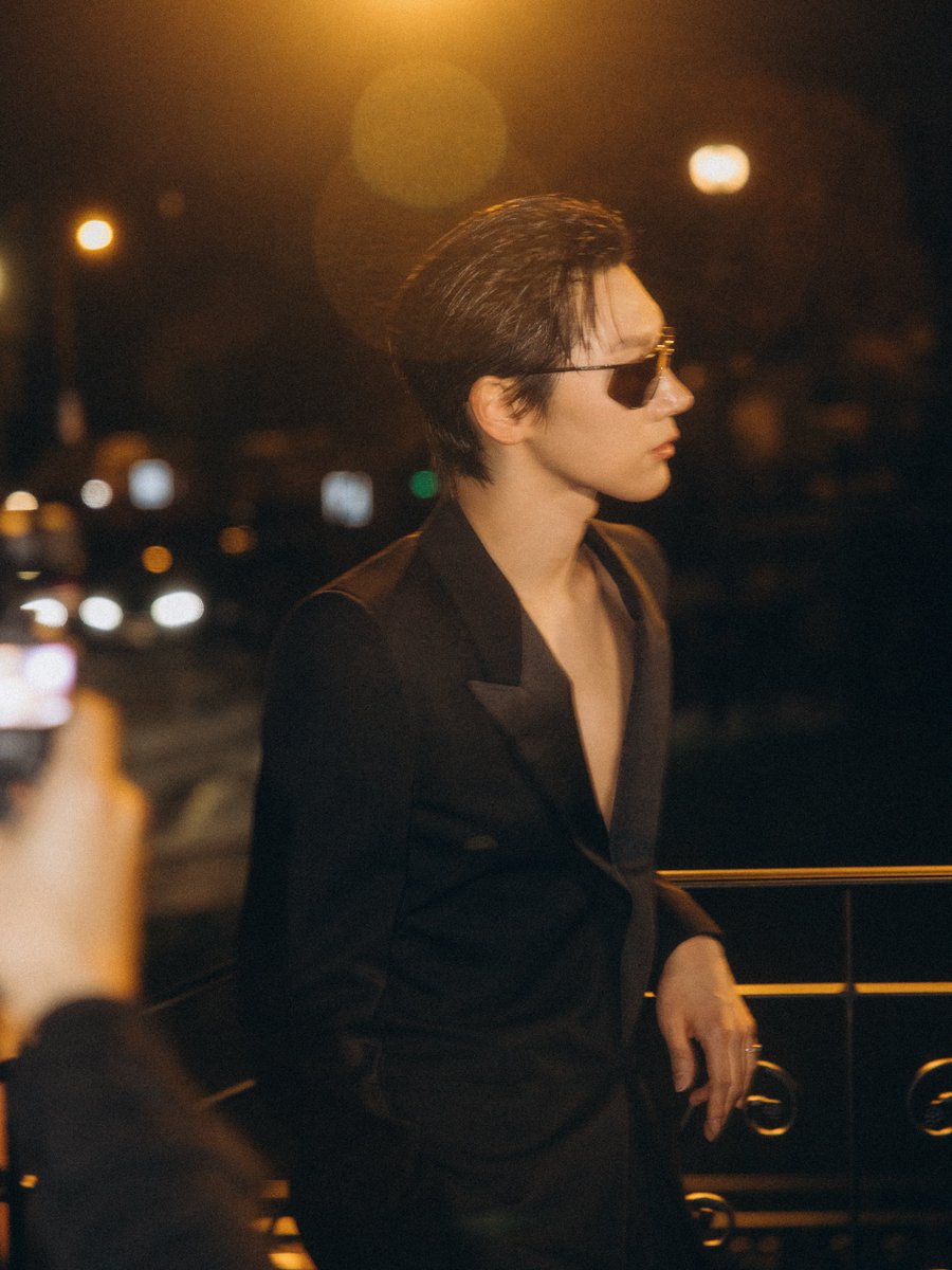 misskloss_1001's tweet photo. TEN is a scene from a movie 🎬

cr: parisphotographer_xi
TEN AT SAINT LAURENT SUMMER27 
#TENforYSLPFW27
#SaintLaurentxTEN #TEN https://t.co/zbOtTXOAcR
