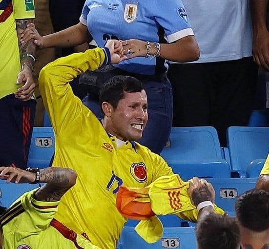 futbismo's tweet photo. Colombia vs Uruguay 2024:

-Colombia se mete a una final de Copa América después de 23 años.
-Se arma una batalla campal y un CURA casca a Darwin Nuñez.

Nunca volví a ser tan feliz 😭. https://t.co/XvesI9qdVl