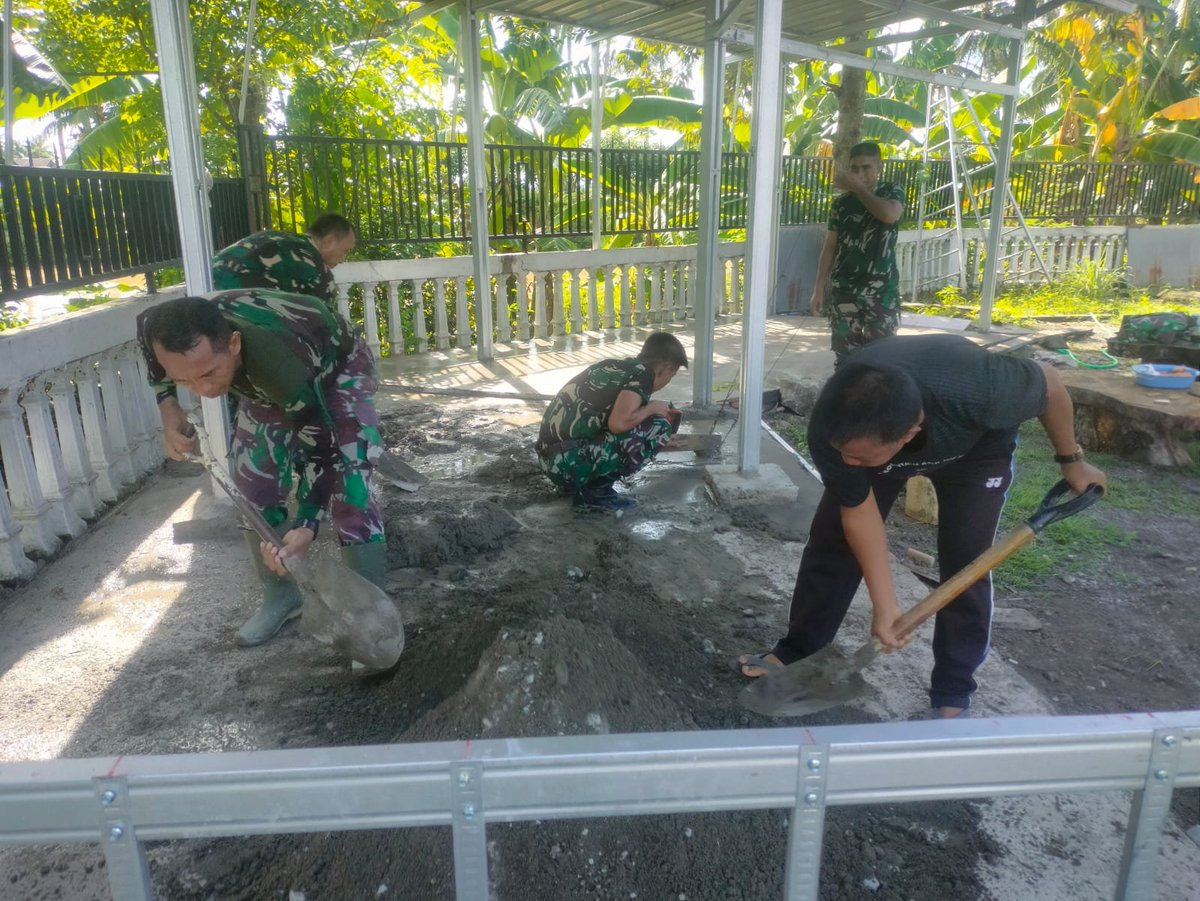 KODIM__1404_PRG's tweet photo. Personel Koramil 1404-05/Patampanua. Bersama masyarakat, anggota Koramil melaksanakan kegiatan gotong royong pengecoran lantai halaman Kantor Lurah Benteng, Kecamatan Patampanua, Kabupaten Pinrang, Rabu (30/9/2026). https://t.co/55ZGfApRy9