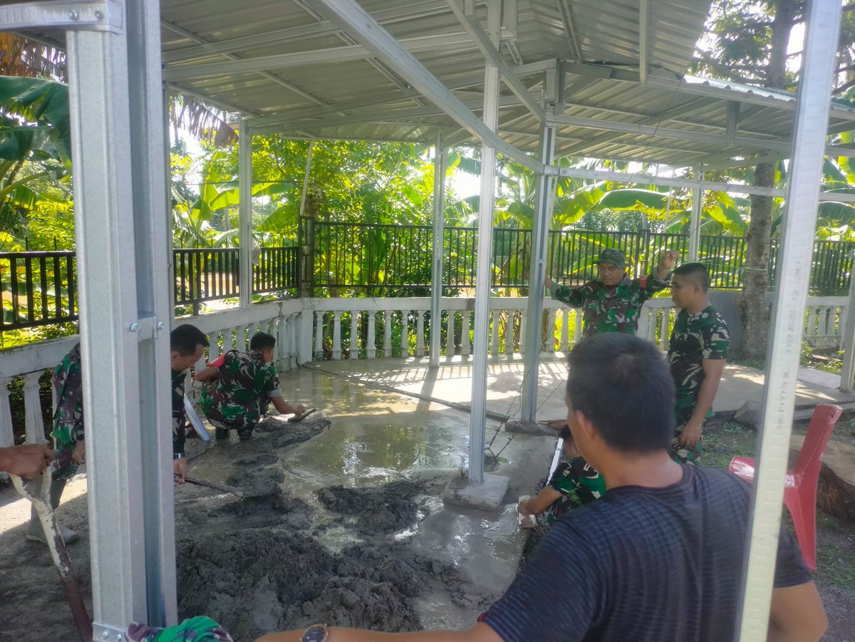 KODIM__1404_PRG's tweet photo. Personel Koramil 1404-05/Patampanua. Bersama masyarakat, anggota Koramil melaksanakan kegiatan gotong royong pengecoran lantai halaman Kantor Lurah Benteng, Kecamatan Patampanua, Kabupaten Pinrang, Rabu (30/9/2026). https://t.co/55ZGfApRy9