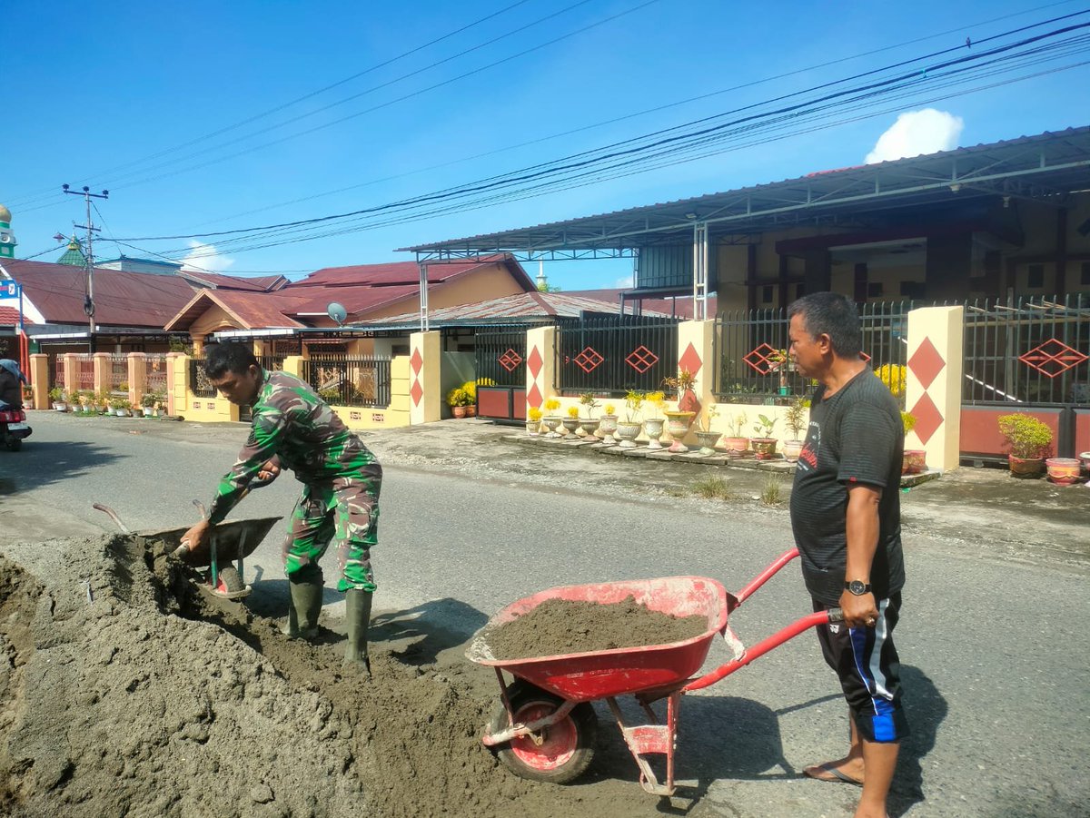 KODIM__1404_PRG's tweet photo. Personel Koramil 1404-05/Patampanua. Bersama masyarakat, anggota Koramil melaksanakan kegiatan gotong royong pengecoran lantai halaman Kantor Lurah Benteng, Kecamatan Patampanua, Kabupaten Pinrang, Rabu (30/9/2026). https://t.co/55ZGfApRy9