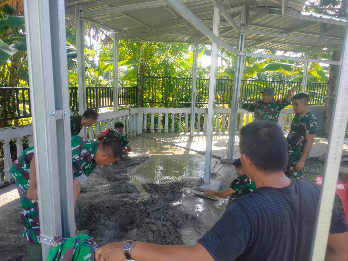 KODIM__1404_PRG's tweet photo. Personel Koramil 1404-05/Patampanua. Bersama masyarakat, anggota Koramil melaksanakan kegiatan gotong royong pengecoran lantai halaman Kantor Lurah Benteng, Kecamatan Patampanua, Kabupaten Pinrang, Rabu (30/9/2026). https://t.co/55ZGfApRy9
