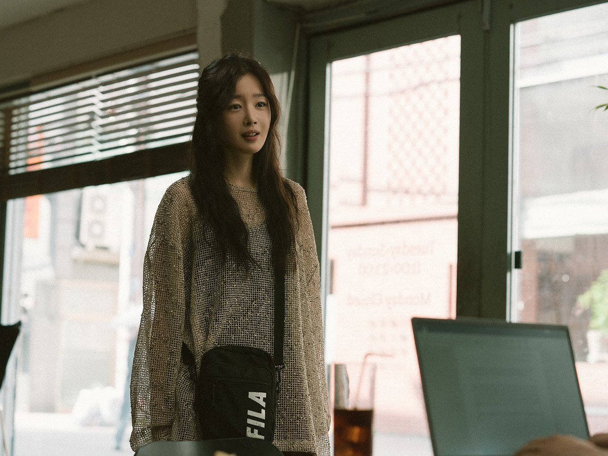 kmovie_kr's tweet photo. 세상의 비밀을 나누는(❓) 짜릿한 재회(❗️)
“너무 기억을 못 하네. 나는 잊은 게 없는데”

<낮과 밤은 서로에게>
한선화 X 장률 캐릭터 스틸 공개🌎

#낮과밤은서로에게 #11월개봉
#김종관감독 #케이무비엔터테인먼트 https://t.co/d9SkhMAGTl