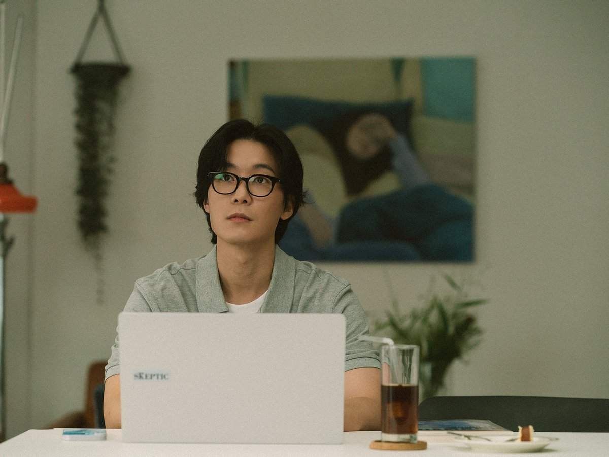 kmovie_kr's tweet photo. 세상의 비밀을 나누는(❓) 짜릿한 재회(❗️)
“너무 기억을 못 하네. 나는 잊은 게 없는데”

<낮과 밤은 서로에게>
한선화 X 장률 캐릭터 스틸 공개🌎

#낮과밤은서로에게 #11월개봉
#김종관감독 #케이무비엔터테인먼트 https://t.co/d9SkhMAGTl