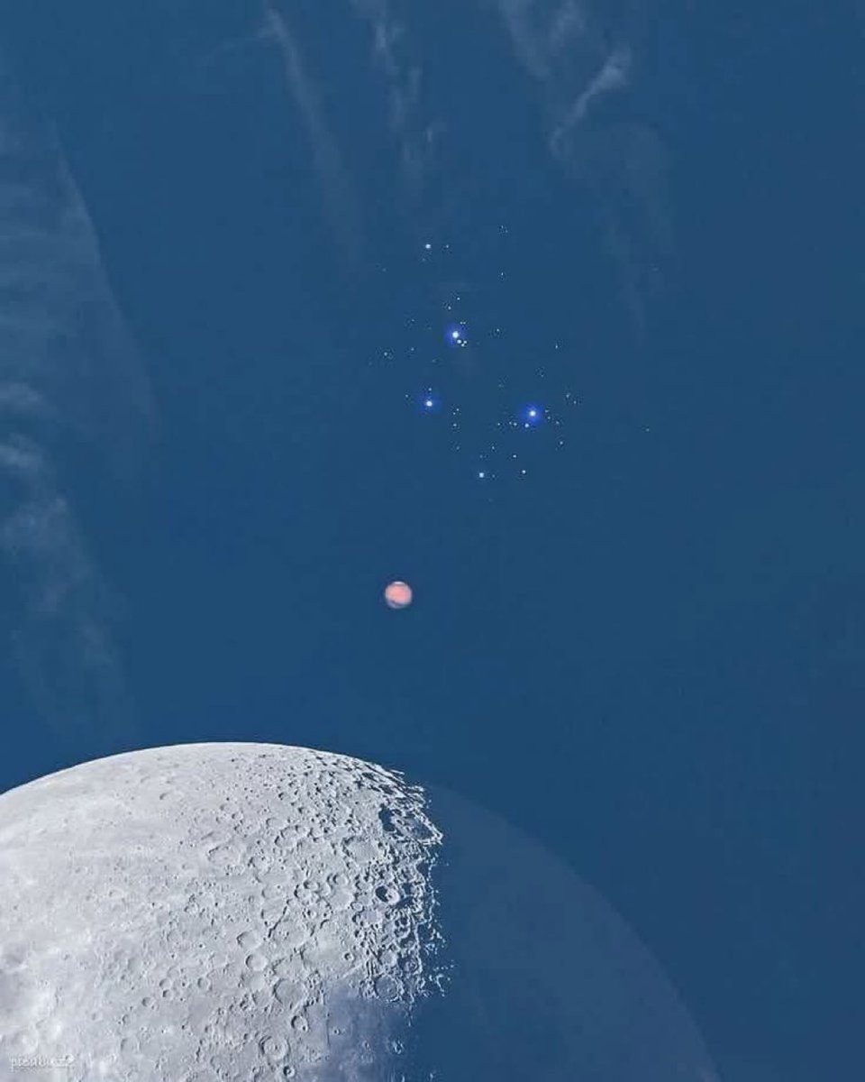 M1ONLOVER's tweet photo. Moon, Mars and Pleiades captured in one frame ✨ https://t.co/RzV9psKHn2