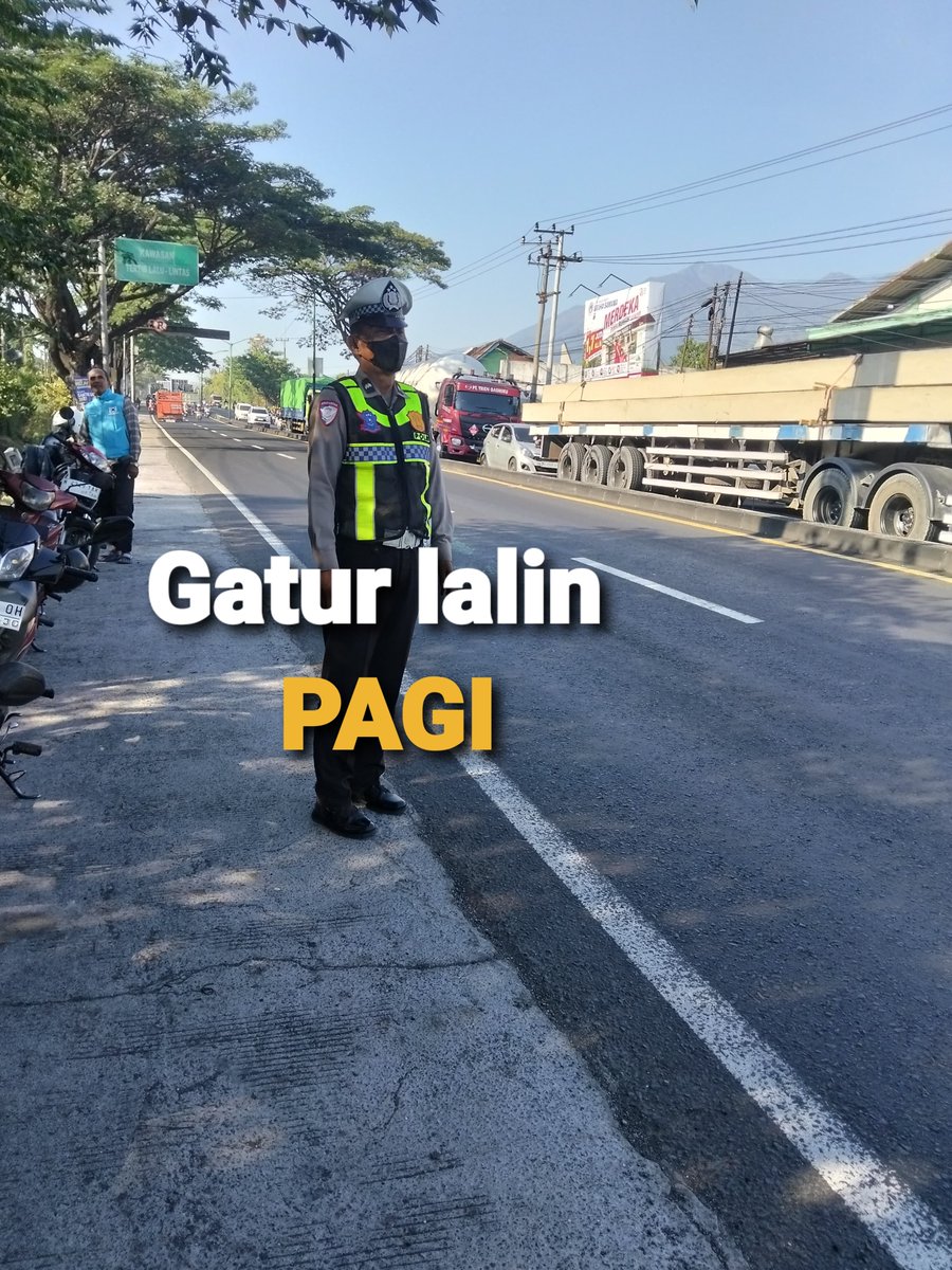 humaspandaan's tweet photo. POLSEK PANDAAN LAKSANAKAN GIAT RUTIN GATUR LALIN PAGI
Sebagai bentuk pelayanan kepada masyarakat, personel Polsek Pandaan melaksanakan kegiatan rutin pengaturan lalu lintas (Gatur Lalin) 
POLSEK PANDAAN SEBAGAI ABDI MASYARAKAT
SALAM PRESISI
AYO JOGO PASURUAN https://t.co/2RXkdI0yTZ