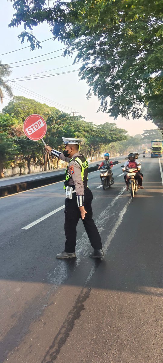 humaspandaan's tweet photo. POLSEK PANDAAN LAKSANAKAN GIAT RUTIN GATUR LALIN PAGI
Sebagai bentuk pelayanan kepada masyarakat, personel Polsek Pandaan melaksanakan kegiatan rutin pengaturan lalu lintas (Gatur Lalin) 
POLSEK PANDAAN SEBAGAI ABDI MASYARAKAT
SALAM PRESISI
AYO JOGO PASURUAN https://t.co/2RXkdI0yTZ