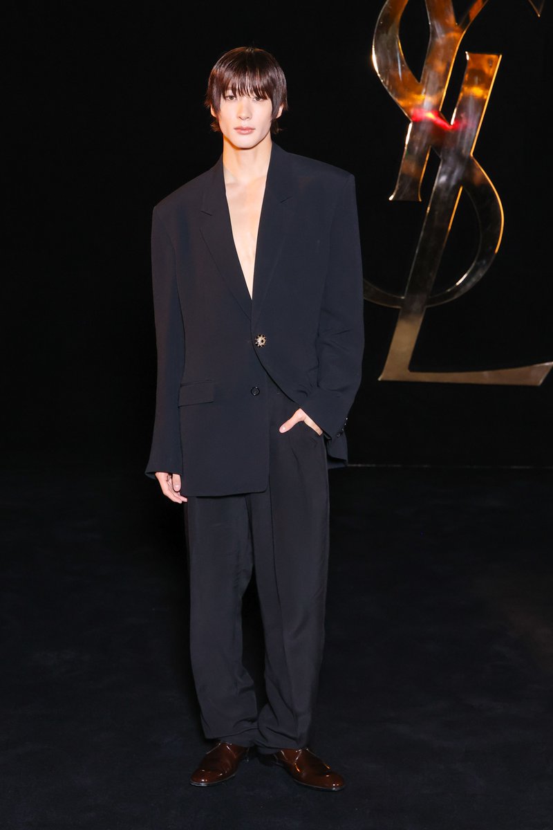 ellejapan's tweet photo. 【2027春夏パリフロントロウ速報】#RIIZE #アントン が「サンローラン」に来場。

▼記事はこちら
https://t.co/Iqz3e9IW6X

#YSL #YvesSaintLaurent #SaintLaurent #ANTONxSaintLaurentSS27 #ANTONxSaintLaurent #ANTON https://t.co/uZ8hC6UVq2