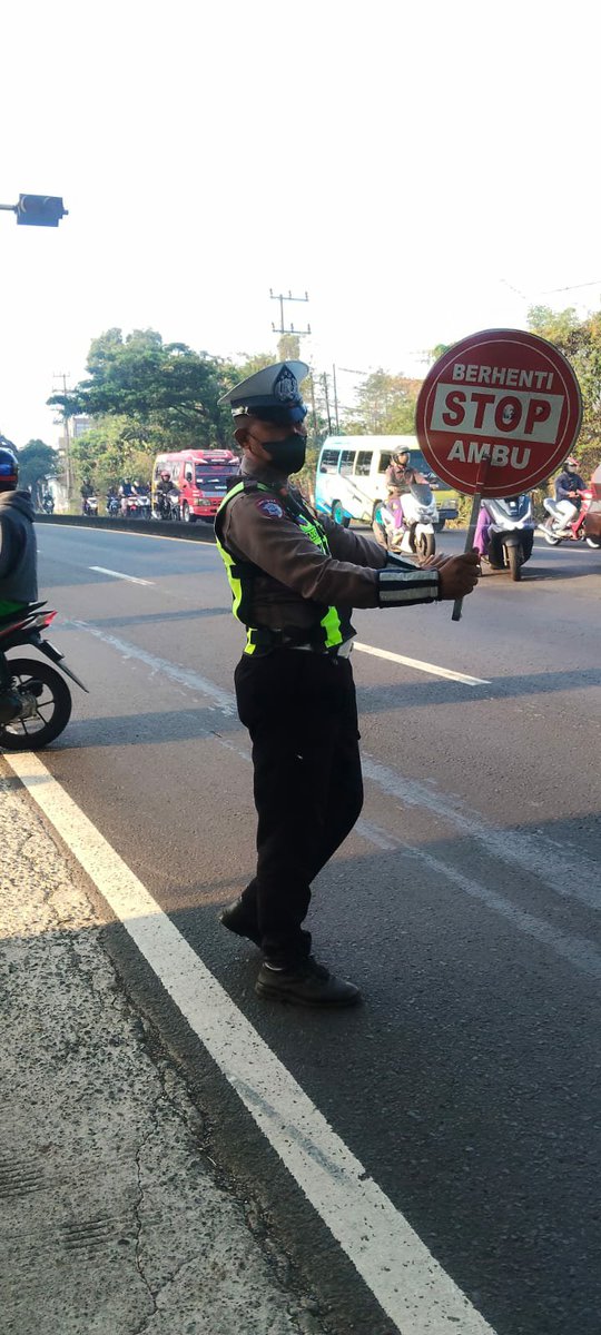 humaspandaan's tweet photo. POLSEK PANDAAN LAKSANAKAN GIAT RUTIN GATUR LALIN PAGI
Sebagai bentuk pelayanan kepada masyarakat, personel Polsek Pandaan melaksanakan kegiatan rutin pengaturan lalu lintas (Gatur Lalin) 
POLSEK PANDAAN SEBAGAI ABDI MASYARAKAT
SALAM PRESISI
AYO JOGO PASURUAN https://t.co/2RXkdI0yTZ