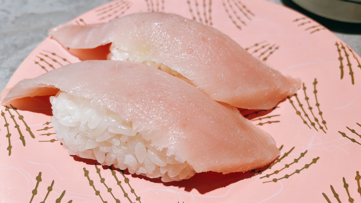 MatchMaruCh's tweet photo. 根室花まるのお寿司❗️

マグロの希少部位がいろいろありました。

深見は血合部分らしいのですが全く生臭さなく、濃厚な味わいで美味しかった⭕️

今回は唯一残念だったのが二階建て生ホタテを注文した後に「本日しけにより冷凍です」とこっそりポップ出すだけ。これは厳しい。

#根室花まる
#東京駅 https://t.co/jGDyJAkNTD