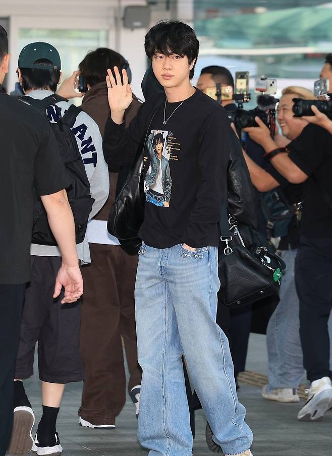 kookyun's tweet photo. Jin at the airport wearing a shirt with Jungkook on it https://t.co/IUqKrEJtpL