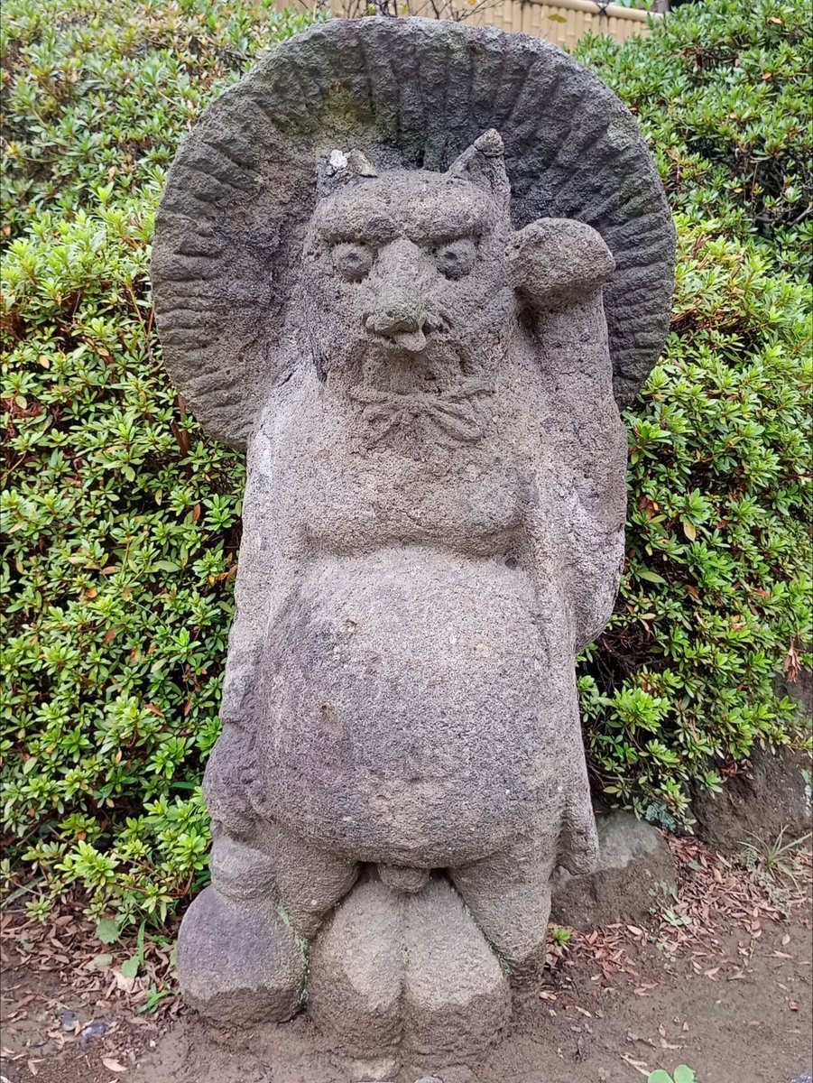 Fridge_0_Empty's tweet photo. 「隅田山吉祥院 多聞寺」②
"狸塚"
江戸以前､多聞寺周辺は鬱蒼とした河原で妖怪狸が住み着く恐ろしい場所だったとか🦝🦇
大入道と化した狸と人間の激烈な争いの結果､本尊である #毘沙門天 (#隅田川七福神)が狸を成敗したという伝承が残ります⚡
その狸たちを供養し祀ったのが #狸塚 🙏 https://t.co/9zoaD8SMKJ