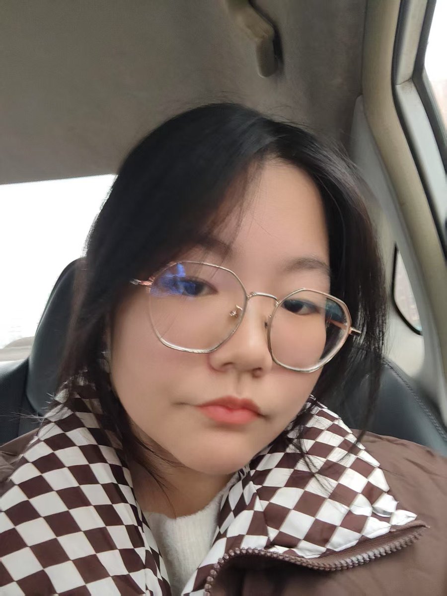 W2451973063's tweet photo. 带眼镜vs不带眼镜💚
有人说是熟女脸呢，可是人家才20呢💚
#名媛 #自毁 #母人 #肥驴 #熟女 #眼镜 #反差 https://t.co/Iam5OSG6OY