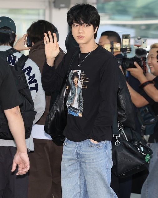 mniyajk97's tweet photo. JIN😭😭😭😭 https://t.co/Ge6mYIgDDT