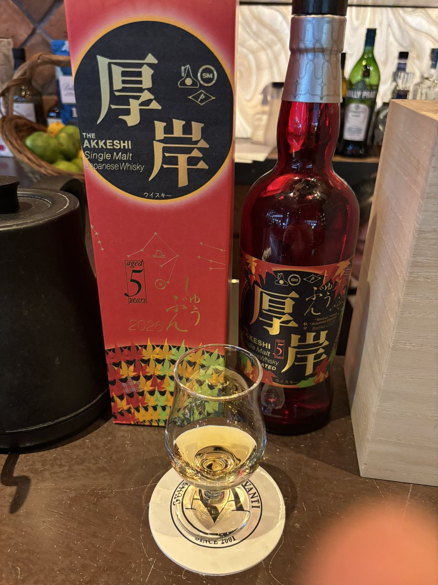aishida441's tweet photo. 本日は福岡。福岡は暑いけど晴れてて嬉しい。ライブのように講演はしたい。魂が震えるようなコンサルティングがしたい。減少するマーケットだからこそ、成果が出た時の喜びは一入。そして何よりも法人の役割を追求し続ける経営者との出会いは最高😆札幌のSUNTORY BAR AVANTI 5。厚岸シングルモルト😊 https://t.co/OXAaStJn5s