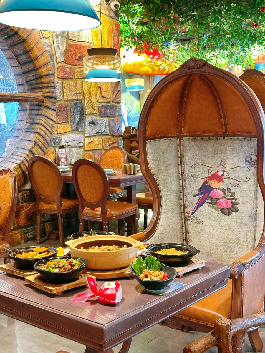 joy_j_8803_97d's tweet photo. Look, Tao Panzi, those folks are eating at this cozy Dunhuang-style place, super delicious! https://t.co/m19ADhHnu6