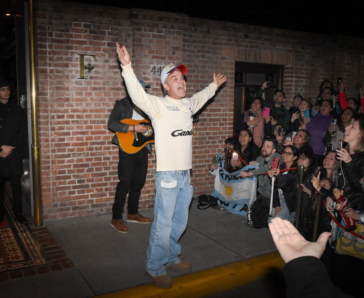MONORRG's tweet photo. Recién llegado a Buenos Aires @robbiewilliams salió del Faena para regalarles a sus fans tremendo mini conciertos de 3 canciones ! A pocos días de sus shows ! https://t.co/M6eUJ0mPqk