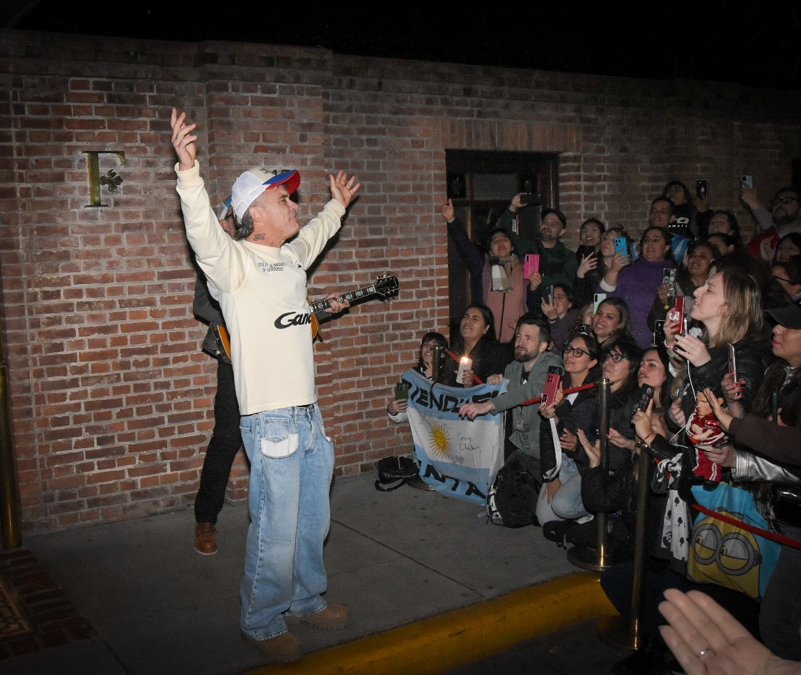 MONORRG's tweet photo. Recién llegado a Buenos Aires @robbiewilliams salió del Faena para regalarles a sus fans tremendo mini conciertos de 3 canciones ! A pocos días de sus shows ! https://t.co/M6eUJ0mPqk
