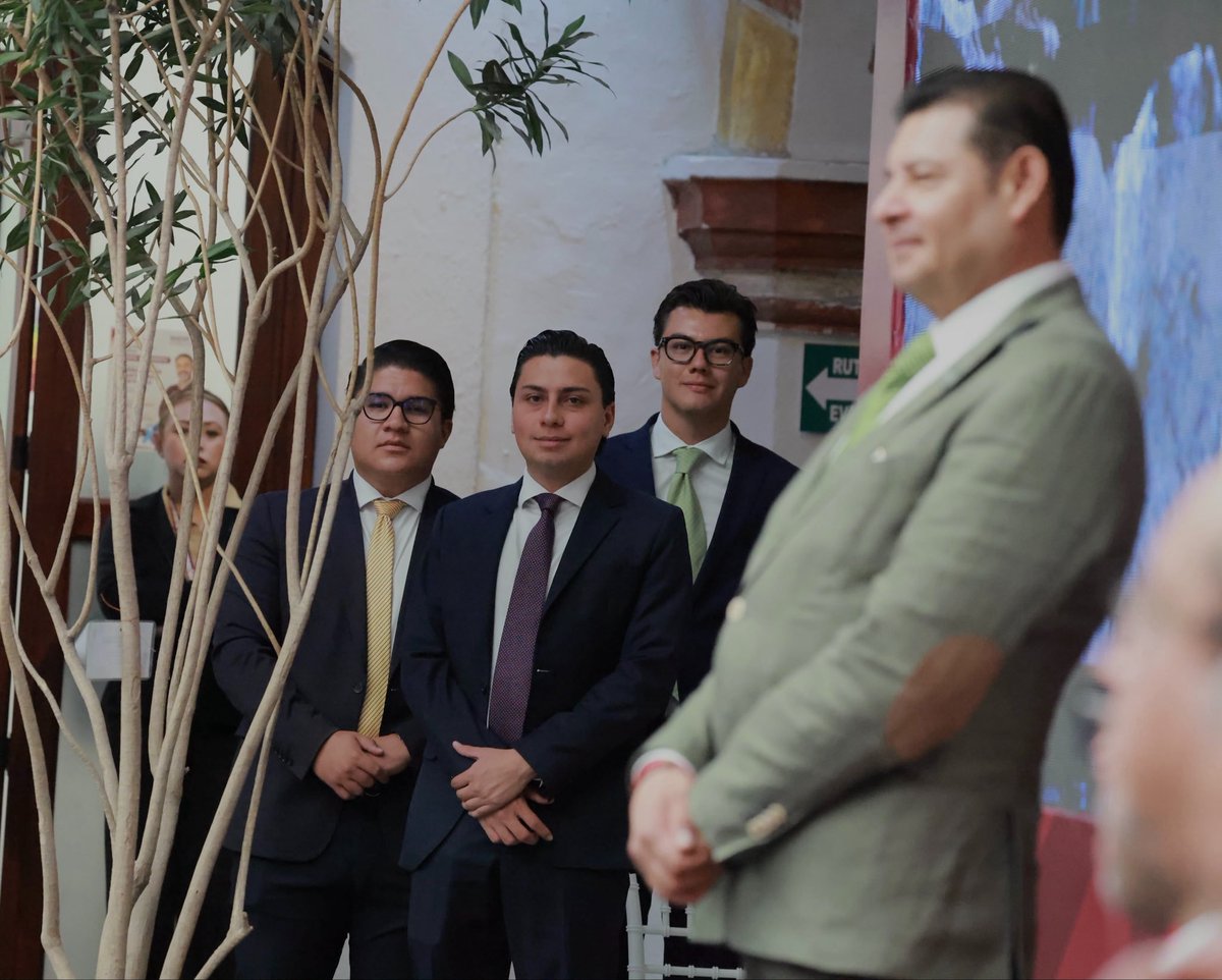 CazaBots4's tweet photo. Los erómenos de Armenta.
3 weyes para cargarle más que el celular al Gobernador de #Puebla!.
Si, tenemos que pagarle 3 efebos de nuestros impuestos https://t.co/c4uZBmsgWJ