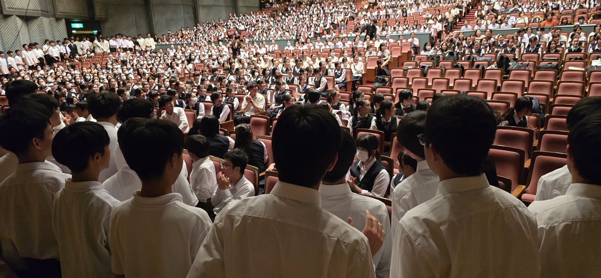 hasunuma901's tweet photo. 合唱コンクールの支部大会のプログラムを拝見すると、小編成の団体が増えているように感じます。なかには、ごく少人数で参加されている団体もあり、団体間の人数の差が、以前にも増して大きくなっていることが気になります。

中学校・高校では編成の規模、一般の部では、それに加えて年齢構成の違いもあります。長く歌い続けてこられた方々の演奏には、経験を重ねたからこそ生まれる味わいや深さがあります。一方で、年齢に伴う声の変化もあるなか、さまざまな条件の団体を同じ枠組みで評価することには、難しさもあるのではないでしょうか。

合唱の演奏水準が高まっていることは、大変喜ばしいことです。歌い手や指導者、そして大会を支える皆さまの努力には、心から敬意を表したいと思います。

その一方で、人数や年齢などの事情から、コンクールへの参加を続けることが難しくなる団体も増えているのではないかと、気がかりでもあります。それぞれの団体が大切に育ててきた歌声が、コンクールの舞台から遠ざかってしまうのは、やはり寂しいことです。

人数や声部による区分に加えて、年齢構成や音楽のジャンルなどにも目を向け、参加の選択肢をもう少し広げることはできないでしょうか。運営や審査の工夫も必要になると思いますが、それぞれの団体が持ち味を生かして挑戦できれば、コンクールはさらに豊かで、にぎやかな場になるように思います。

高い演奏水準を目指すことも、合唱の裾野を広げることも、どちらも大切にしていきたい。少人数でも、年齢を重ねても、「またこの舞台で歌いたい」と思える場であってほしいと願っています。

隠居指揮者の小さな独り言ではありますが、合唱の未来のこととなると、つい口を開いてしまいます。どうやら、合唱への思いだけは、まだ隠居できそうにありません。