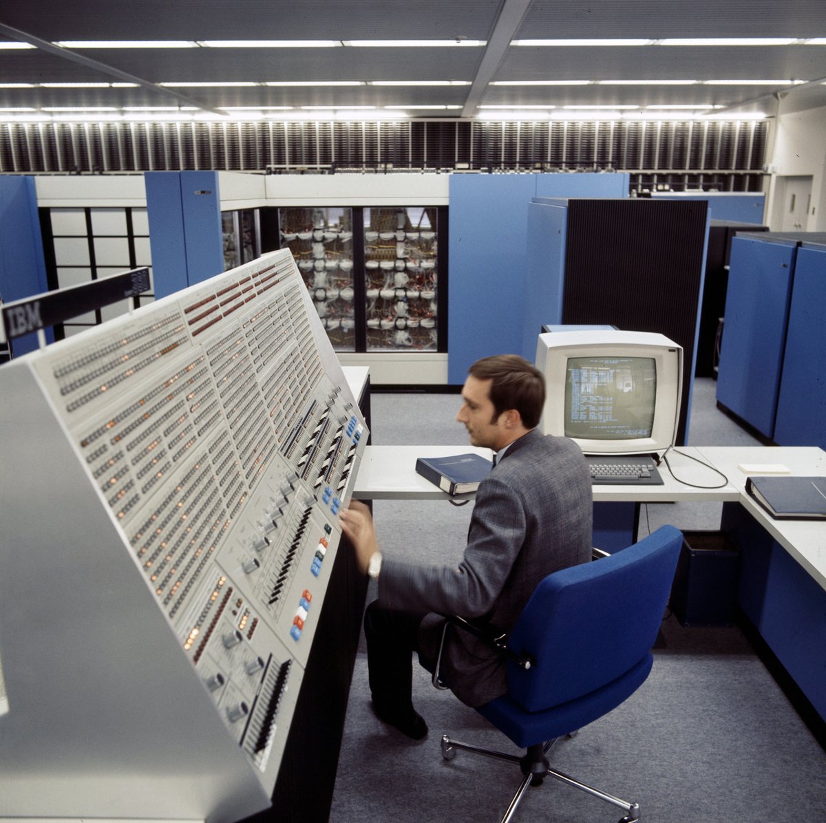HumanoidHistory's tweet photo. IBM System/360 mainframe computer in Garching, Germany, 1965. Photo by Rolf Herkner. https://t.co/9Botc9TI1a