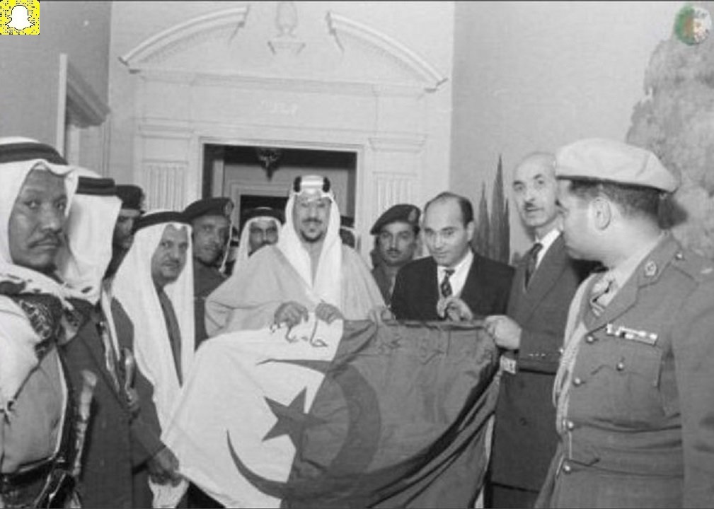 Awter9's tweet photo. 1• الملك سعود يحمل العلم الجزائري في الأمم المتحدة ومعه مسؤولان عن الحركة الوطنية الجزائرية عابد بوحافة ومولاي مرباح 1957م
2• احتفالات السعوديين باستقلال الجزائر
3• يوم الجزائر في السعودية

السعودية🇸🇦 والجزائر 🇩🇿 علاقة أخوة ووفاء https://t.co/zjsVGkGdgh