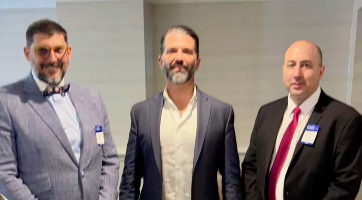 monerorape's tweet photo. ‼️Tremenda noticia de ÚLTIMA HORA‼️

Miren nada más lo que están informando Los Periodistas en @SinEmbargoMX : https://t.co/NLfkae5XT7
ENTREVISTAN A NADIA BELLER.

Fernando Cerimedo aparece al lado de Brad Parscale, Dick Morris y Donald Trump Jr. lo que determina contundentemente que es el mismo Trump quien está detrás de la campaña negra contra México y los demás países de América Latina, dirigida por Fernando Cerimedo y Javier Negre a través de la @DerechaDiarioMX y sus gigantes granjas de bots.
