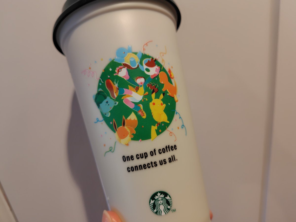 mizuk_05's tweet photo. スタバのポケモン、オンライン無理だったので店舗で買えるリユーザブルカップとカードを購入。かわええ。カップおひとり様１点でした。可能なら２つ欲しかった。
朝から大変だったであろう店員さん、お疲れさまです。 https://t.co/B3oScY36MZ