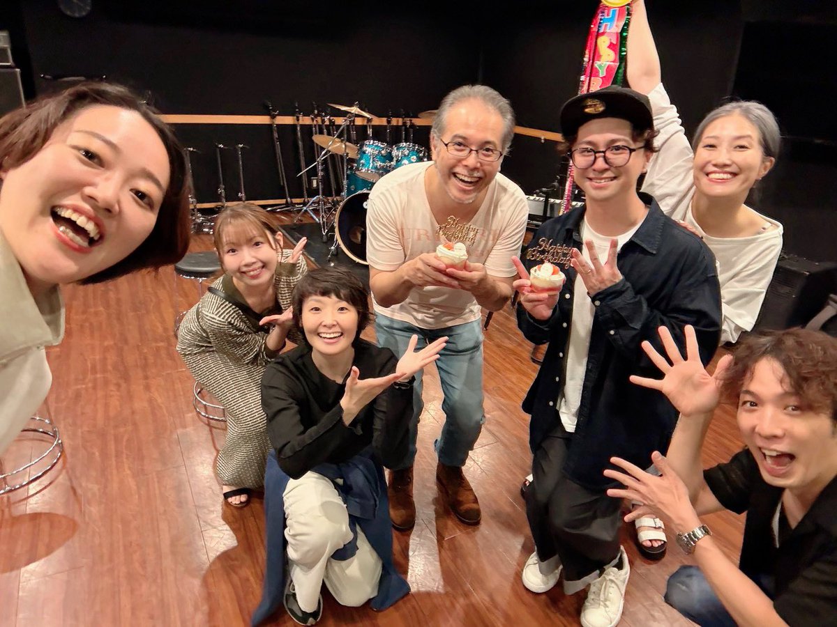 1985_0930's tweet photo. 41歳になりました
たくさんの方々の助けがありここまで生きてくることができました。

昨夜は #コンチェルトライブ のバンド合わせリハ
#港幸樹 さんと一緒にお祝いして頂きました✨みんなありがとう！

４日後、これまで経験したことを活かして素敵なライブになるよう心を込めて歌います☺️ https://t.co/1e4Zg2yhmQ