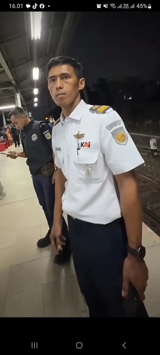 Sipitungscbd's tweet photo. Sebuah profesi yang separuh hidupnya dihabiskan di atas rel, menjaga ribuan nyawa setiap hari, kini harus berakhir di balik jeruji besi.

Kabar masinis KA Argo Bromo Anggrek ditetapkan sebagai tersangka dengan ancaman 5 sampai 12 tahun penjara benar-benar jadi pukulan telak yang menyayat hati.

Jarak 263 meter di atas kertas mungkin terlihat sebagai angka yang “bisa dihindari”.

Tapi di dalam kabin lokomotif malam itu, ada ketakutan luar biasa kalau rem mendadak justru membuat gerbong terbalik dan merenggut lebih banyak nyawa.

Masinis terjebak dalam hitungan detik antara hidup dan mati, harus memilih opsi terbaik dari situasi yang paling buruk.

Sungguh memilukan melihat dedikasi belasan tahun menembus malam, melawan rasa lelah demi mengantar kita pulang, lalu runtuh begitu saja dalam satu malam musibah.

Beliau gak pernah berniat mencelakai siapa pun, tapi takdir menempatkannya di kursi pesakitan sebagai “kambing hitam” dari peliknya sistem perlintasan kita.

Di balik seragam yang sekarang harus berganti menjadi baju tahanan, ada seorang ayah, seorang suami, dan seorang pekerja keras yang dunianya hancur.

Jeritan hatinya membisu, memikul beban 16 nyawa yang hilang sekaligus masa depannya sendiri yang kini ikut terenggut oleh dinginnya jeruji besi.

Doa terbaik kami langitkan untukmu, Pak Masinis.

Semoga Tuhan menguatkan pundakmu melewati badai ini, memberikan keadilan yang seadil-adilnya, dan memeluk hatimu yang sedang remuk redam.

Pengabdianmu gak akan dilupakan oleh lintasan yang pernah kau jaga.

Tabah, Pak.
