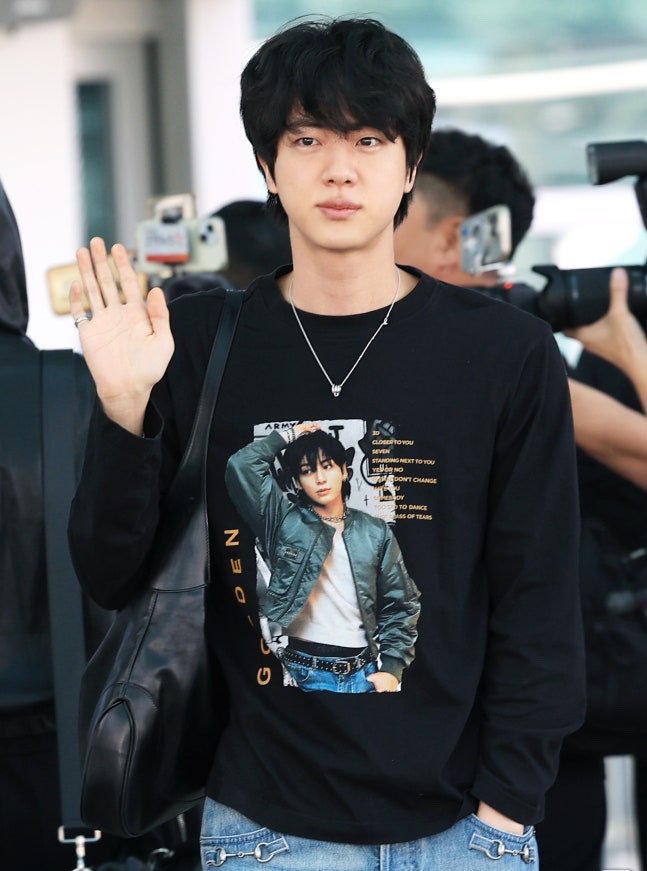 InfoJungkookBR's tweet photo. O Jin usando a camisa de Golden, o Jungkook sendo amado aos berros https://t.co/pQ6XBCbt23