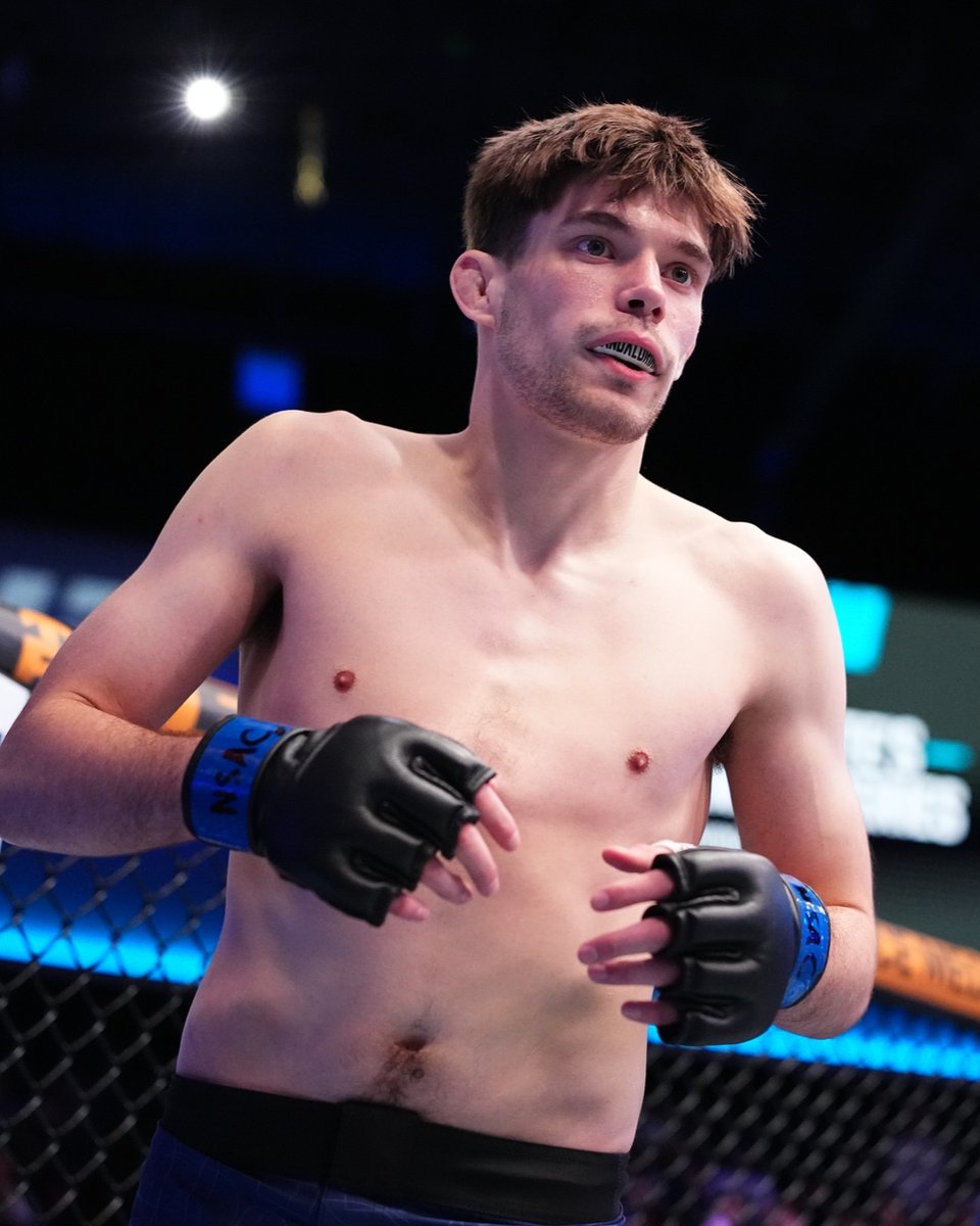 Made it look easy 🫡

George Staines took care of business in impressive fashion at #DWCS! 
 [📷](https://pbs.twimg.com/media/HTbMg-4bAAAsKXo.jpg) [📷](https://