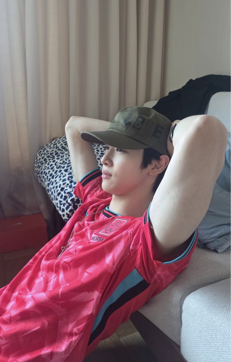 itmeephoebe's tweet photo. ถ้าทะเลาะกันแล้วเผลอพูดว่า ไปหาฟุตบอลของเธอเถอะ ดูทรงพร้อมใส่สตั๊ดไปตลอดเวลาอะ https://t.co/qu4WPVoqcy
