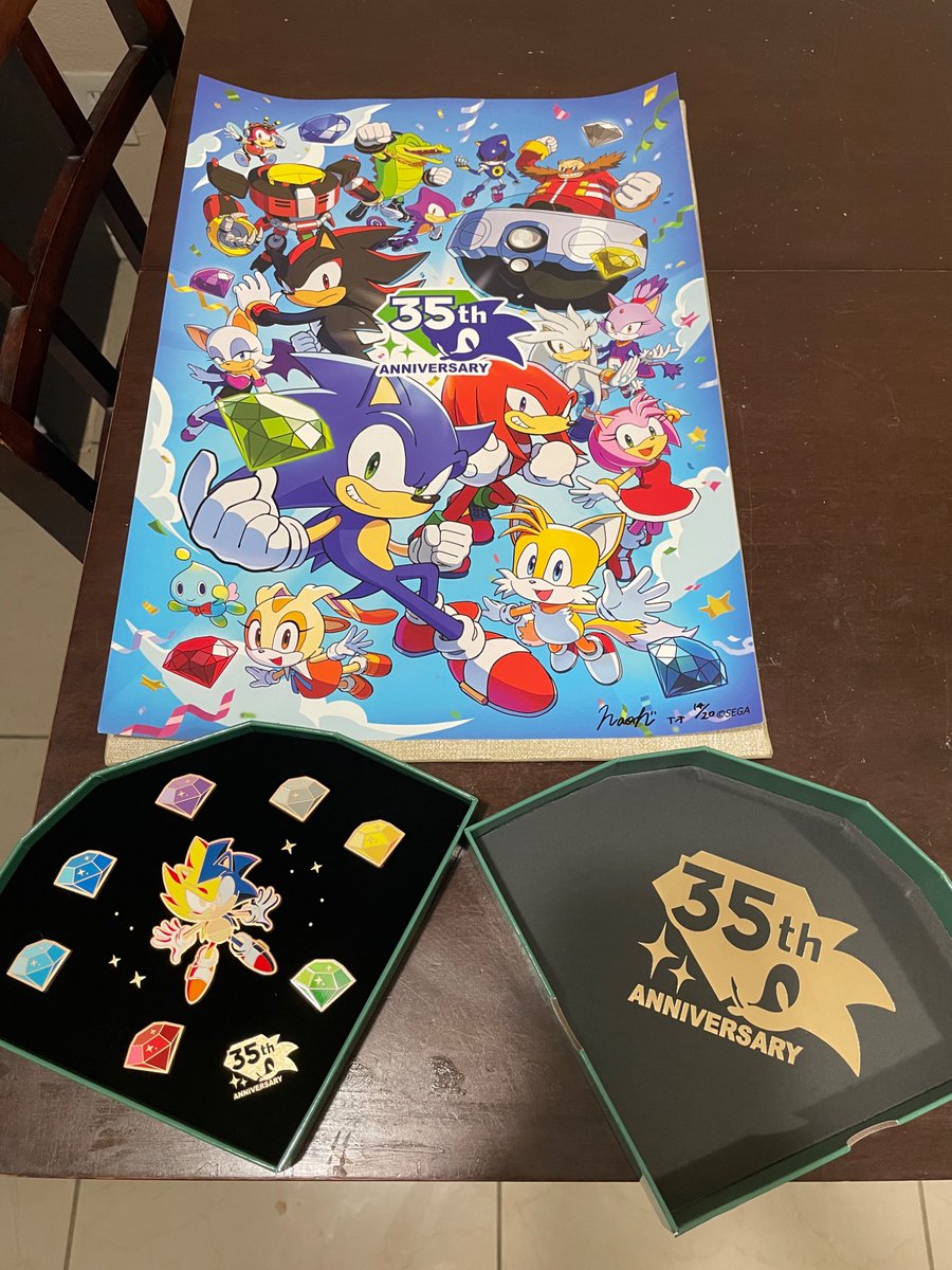 _Smirky's tweet photo. This is way past cool!! 😎
SEGA #gifted me exclusive items in celebration of Sonic The Hedgehog’s 35th Anniversary! Check out Sonic’s 35th Pin Set, and this exclusive signed poster that’s only 14 out of 20 made! 💙
Thank you, @sonic_hedgehog! #SEGACreator https://t.co/qsCpz4iuqQ