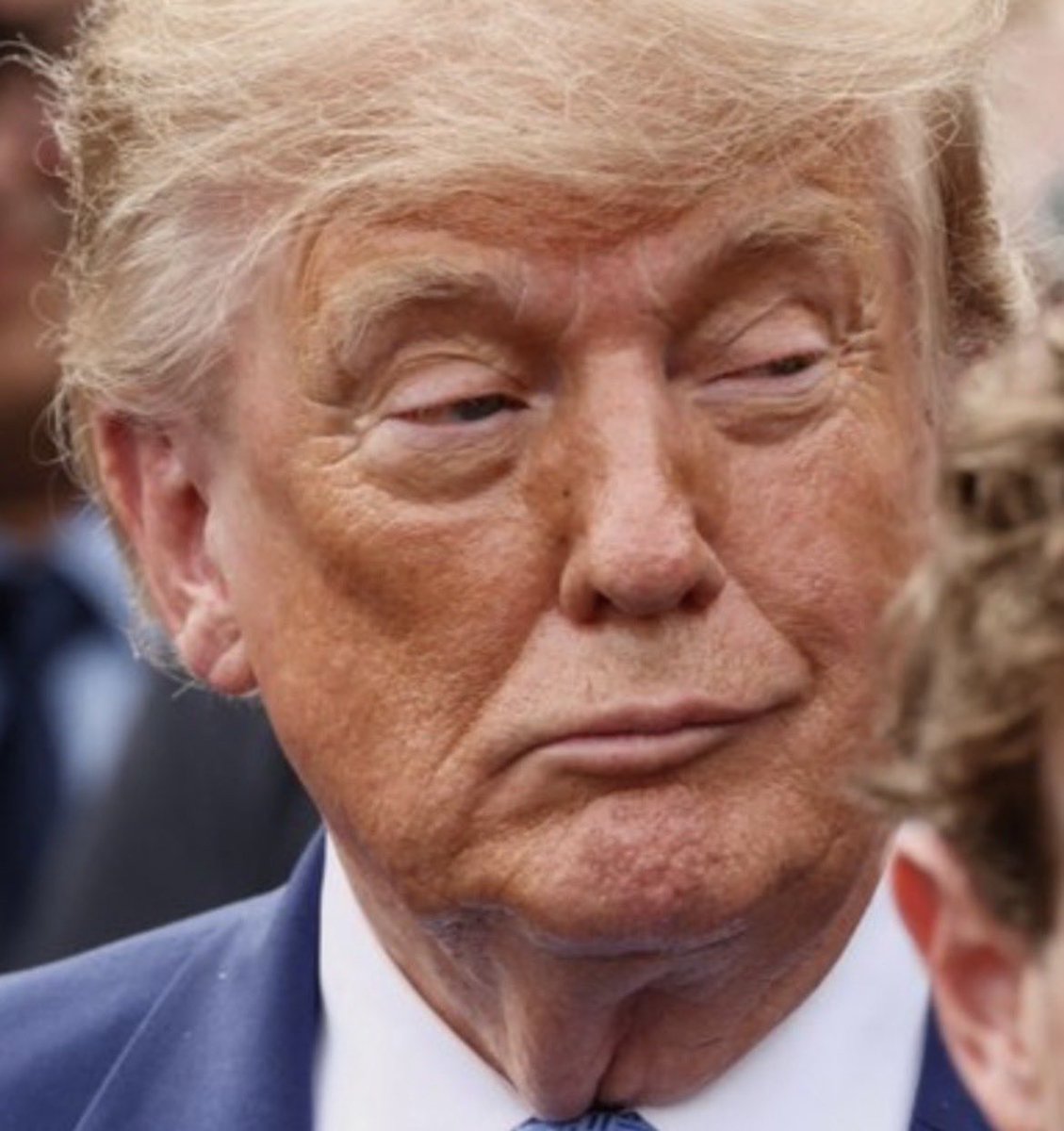 saymayse's tweet photo. From this week:

Joe chilling in his shades while Dump looks like a pile of dung. https://t.co/f6muCb75oR